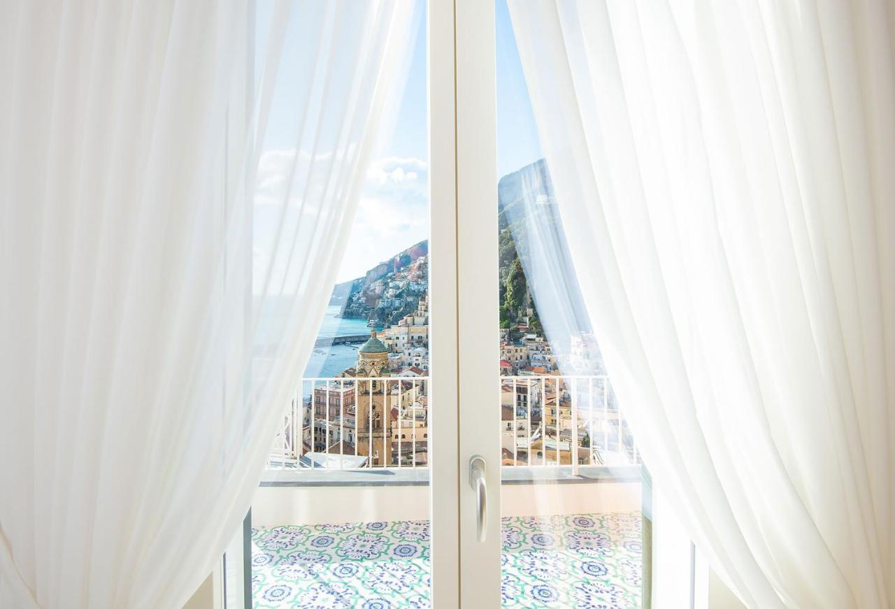 Amore Rentals - Palazzo Della Storia Amalfi Luaran gambar