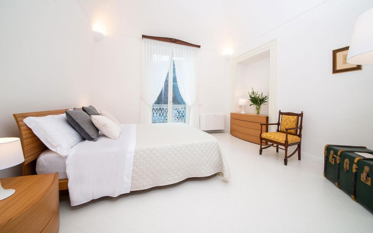 Amore Rentals - Palazzo Della Storia Amalfi Luaran gambar